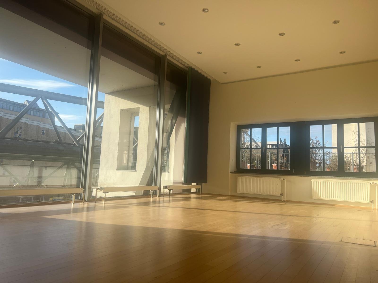 WSP: Büro- und Geschäftsgebäude mit modernem Flair und Ausblick auf die Schwebebahn*** WSP: Büro- und Geschäftsgebäude mit modernem Flair und Ausblick auf die Schwebebahn***