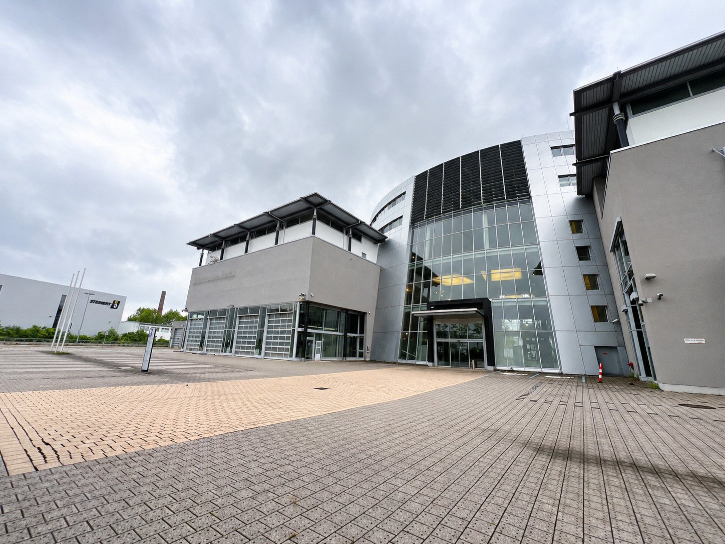 Premium-Autohaus mit einzigartiger Ausstellungs- und Service-Infrastruktur Premium-Autohaus mit einzigartiger Ausstellungs- und Service-Infrastruktur